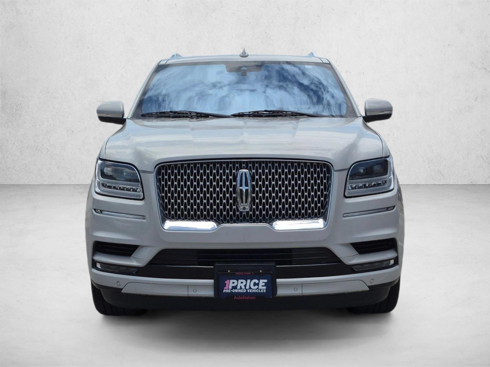 2020 Lincoln Navigator — side profile view