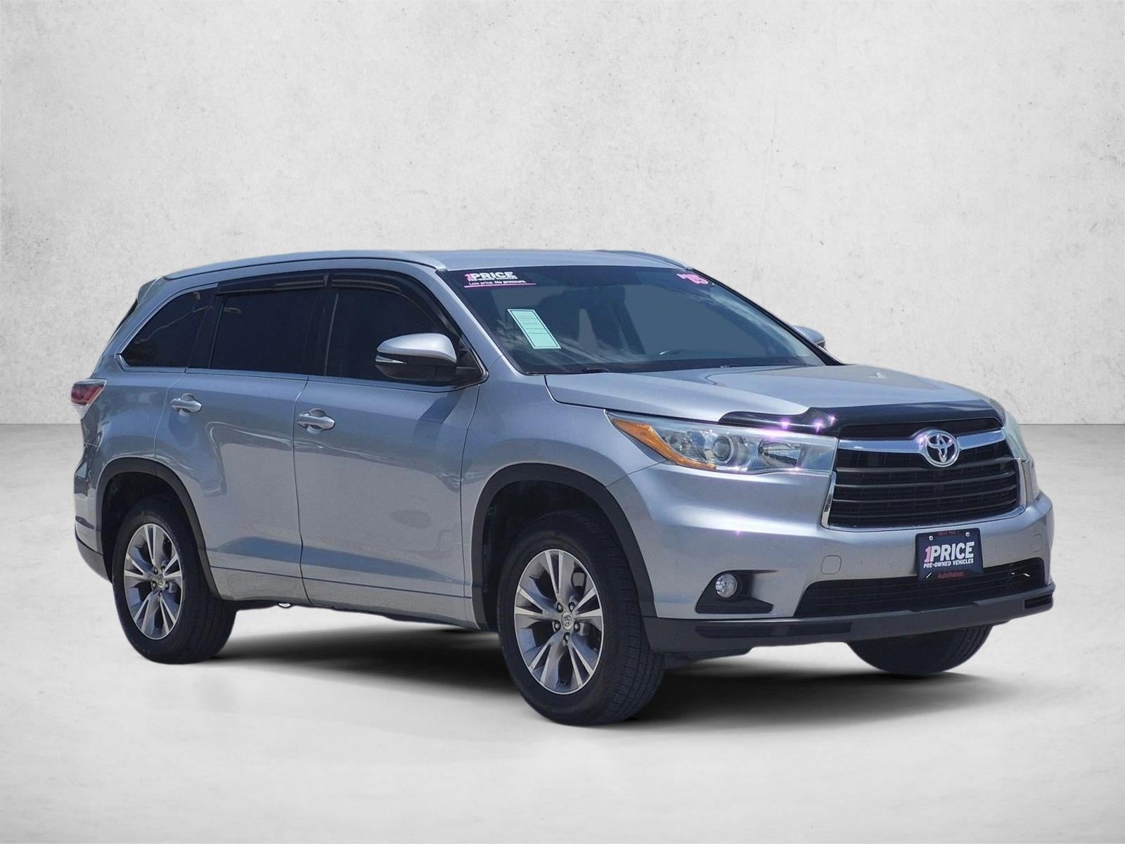 2015 Toyota Highlander — rear three-quarter view